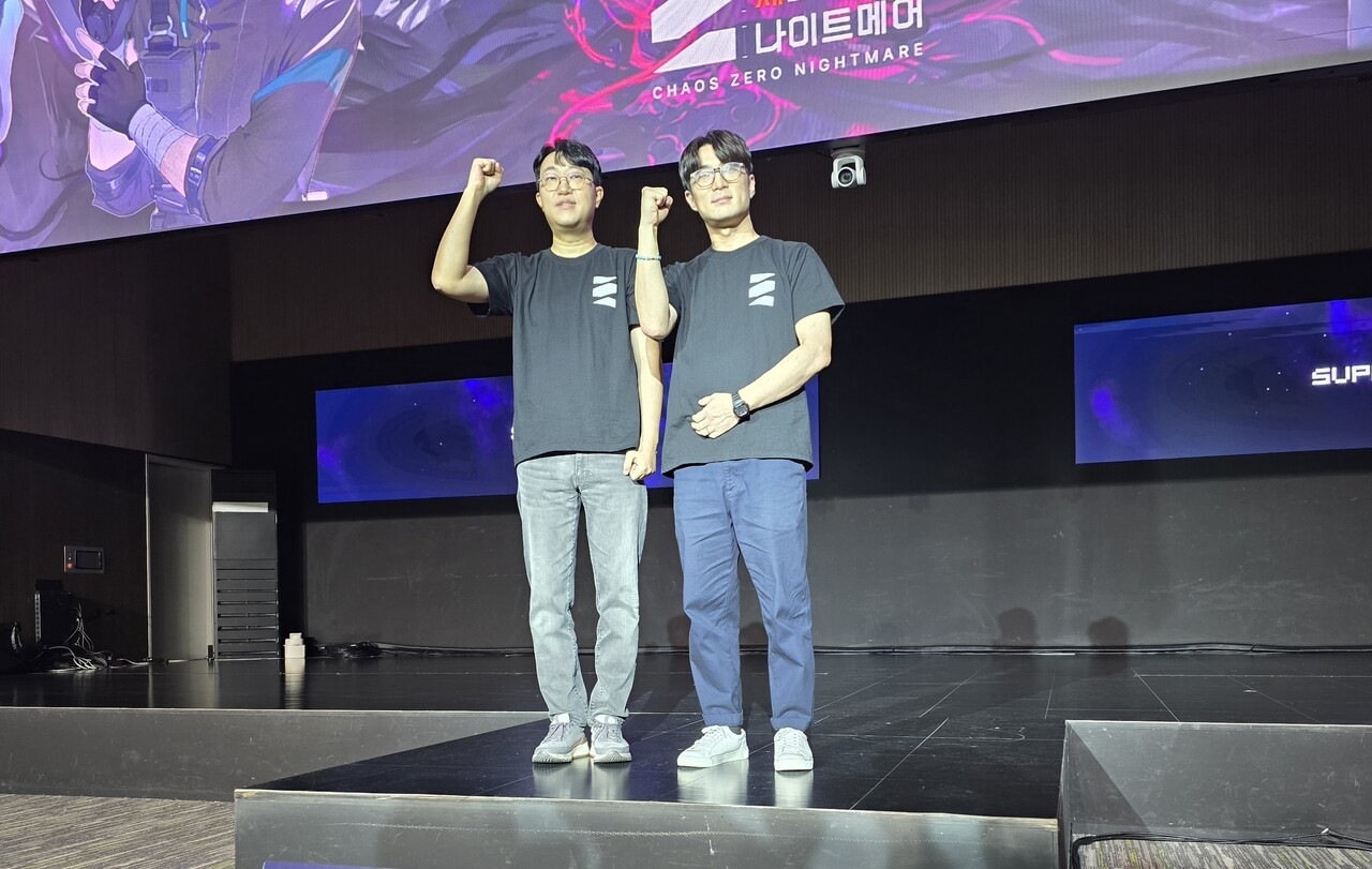 - 좌측부터 김형석 슈퍼크리에이티브 PD, 김주형 스마일게이트 사업실장