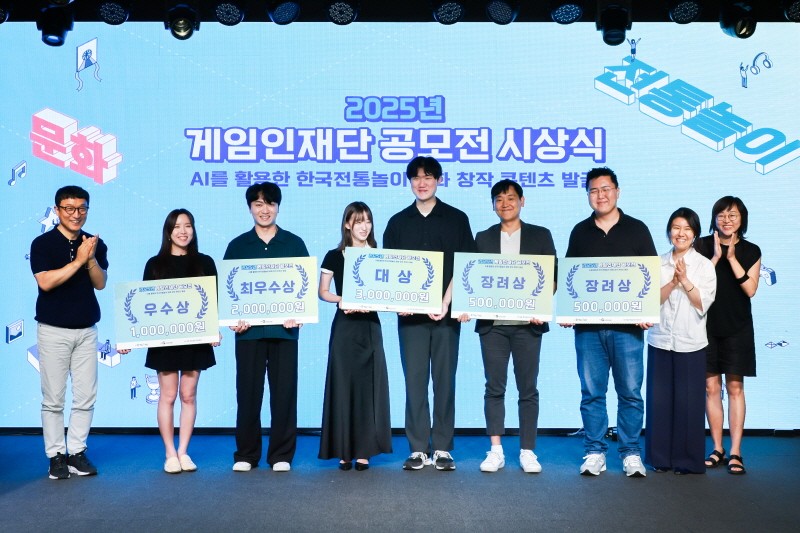 이택수 한국게임미디어협회장-공모전 수상자 6인-이나정 게임인재단 이사장, 사무국장 신지애(왼쪽부터). 사진=게임인재단