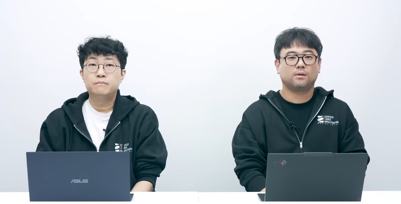 - 좌측부터 김형석 슈퍼크리에이티브 PD와 김탁곤 아트 실장