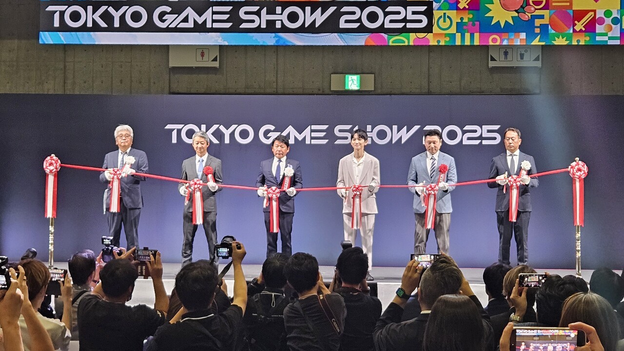 일본컴퓨터엔터테인먼트협회(CESA) 츠지모토 하루히토 회장(가운데)을 비롯한 게임 업계 관계자들이 