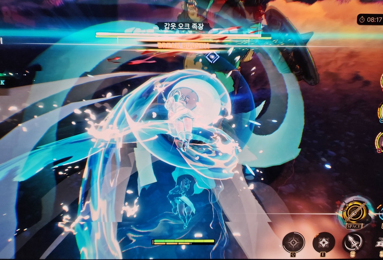 - 기존 스킬 2개와 더불어 QTE 스킬(스페이스)와 속성 공격이 추가됐다 