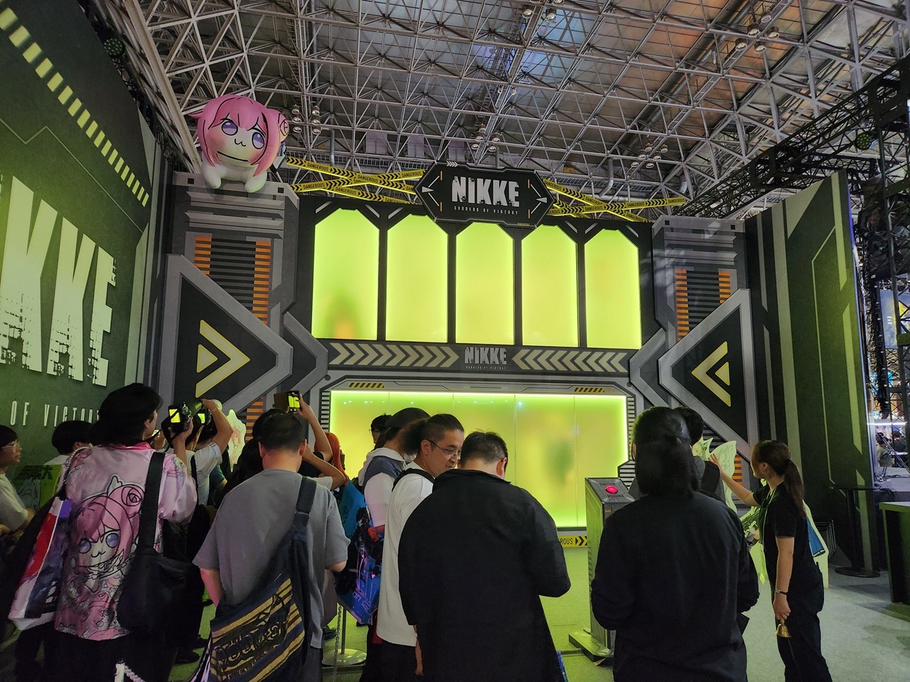 - 실물 뽑기를 하기 위해서는 대기 시간이 30분이나 소요된다 