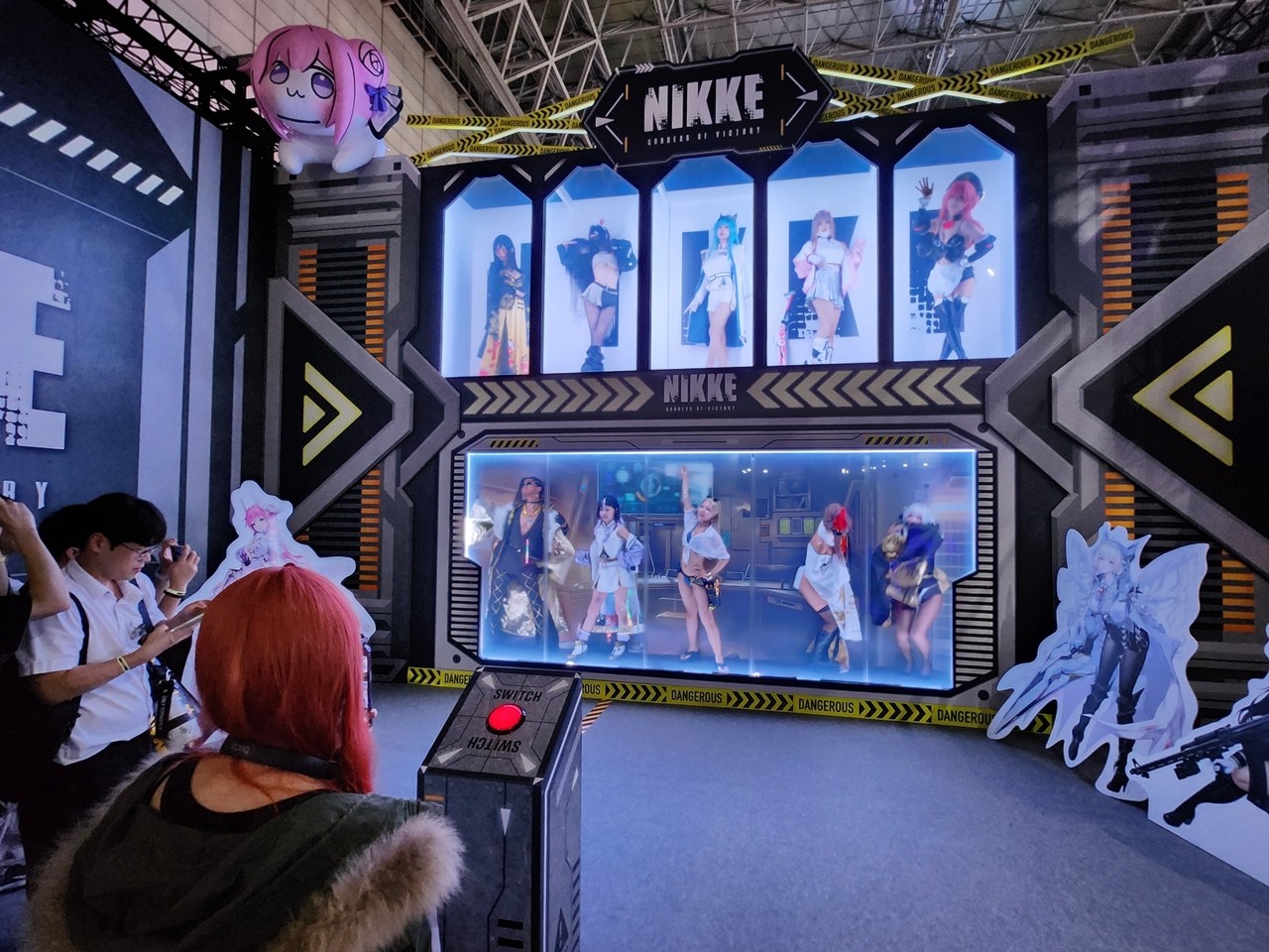 - 부스 가운데 있는 빨간 버튼을 누르면 니케가 '쨔잔' 하고 등장한다 