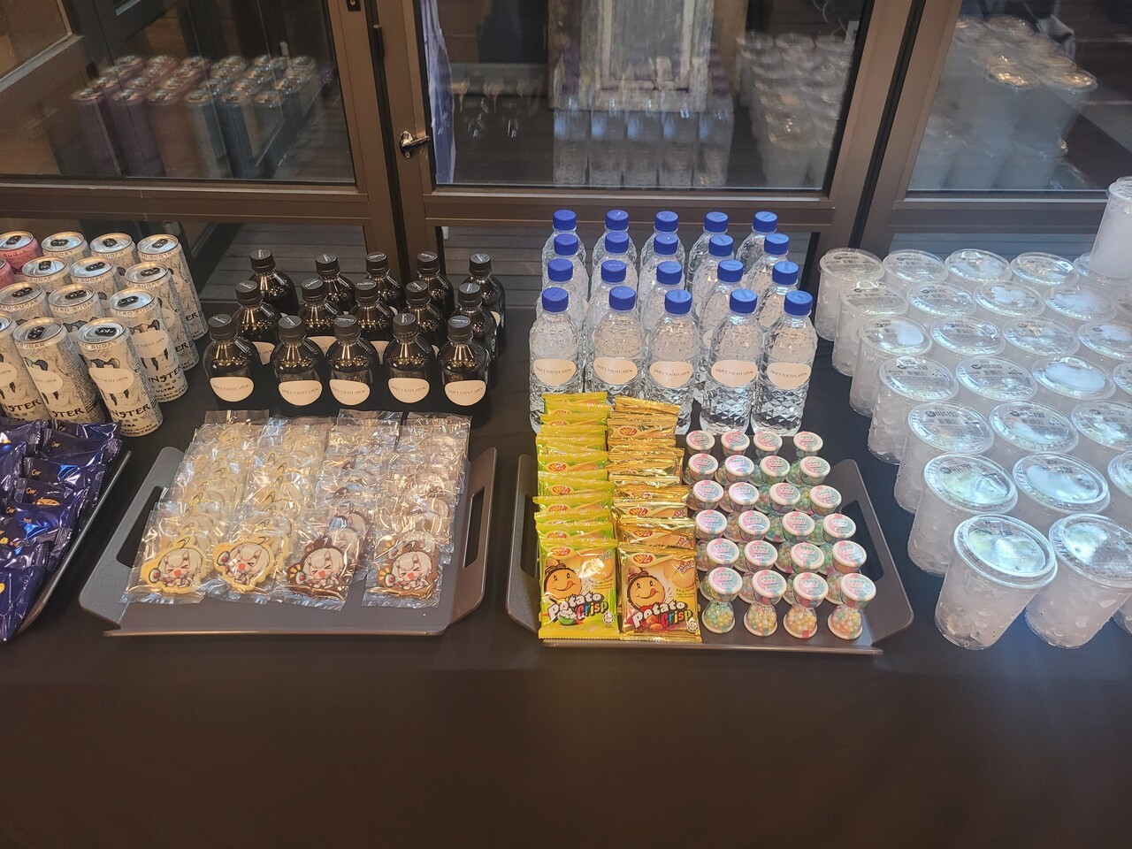 - 다양한 음료와 과자가 준비돼 있었다