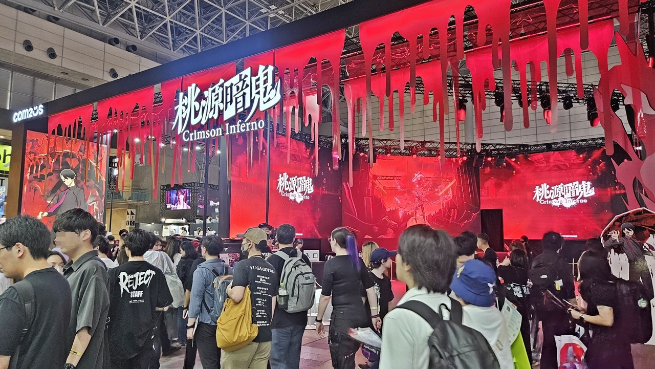 - 흐르는 피를 형성화한 붉은색 장식물이 부스 전체를 덮고 있다 