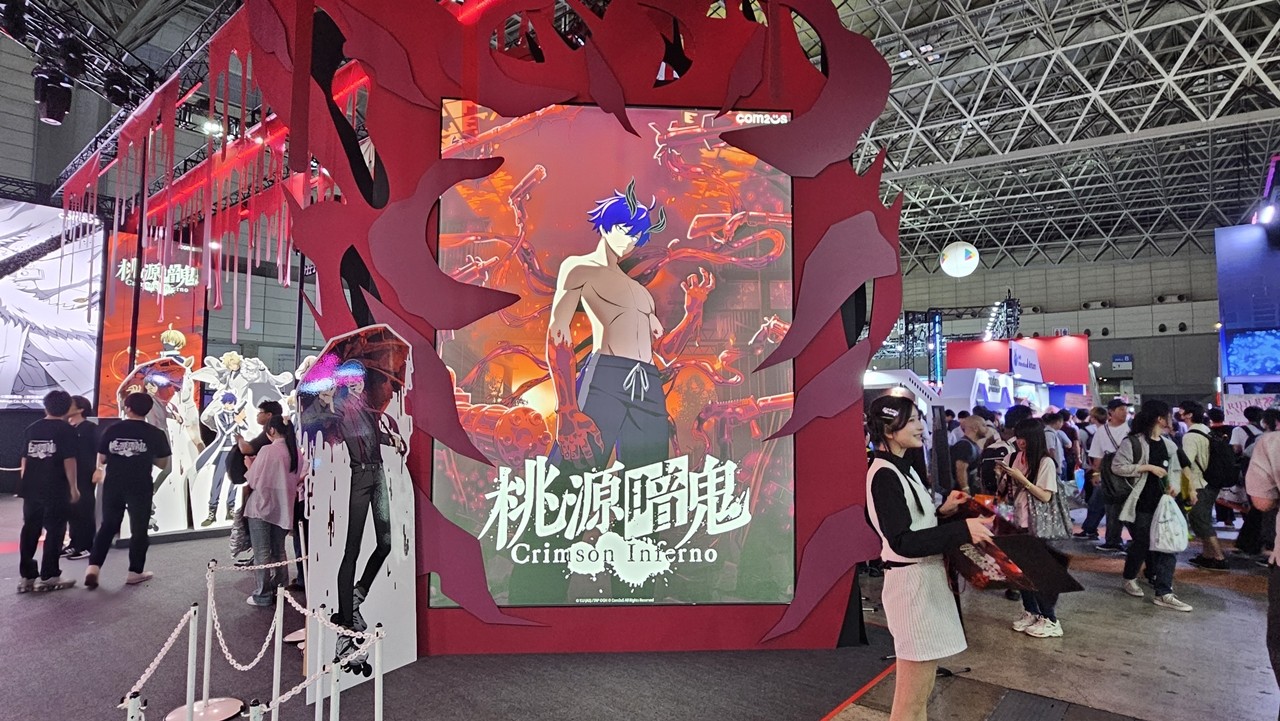 - 부스 앞에서 사진을 찍는 관람객들이 많다 