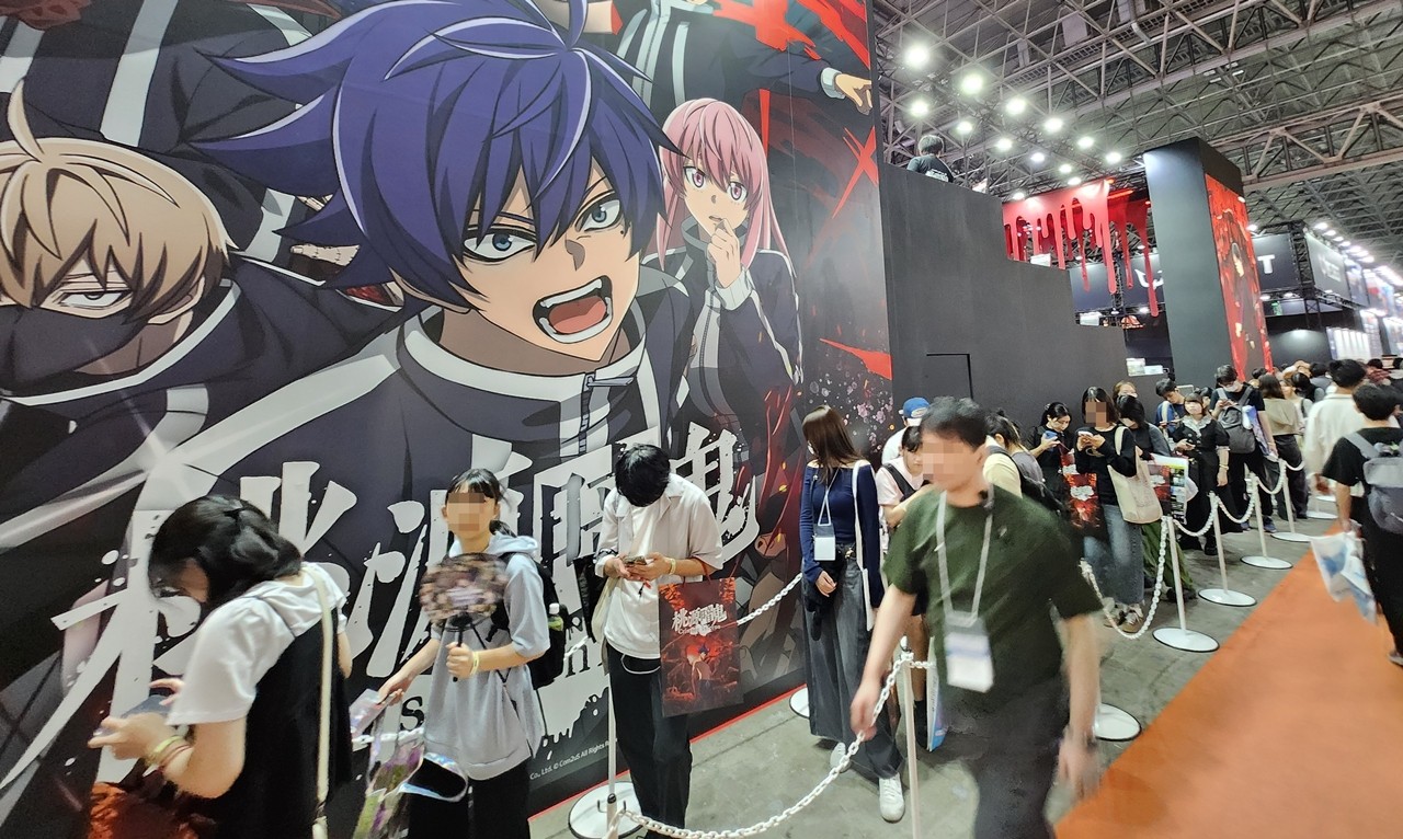 - 부스 뒷편으로는 대기줄이 끊없이 펼쳐져 있다 