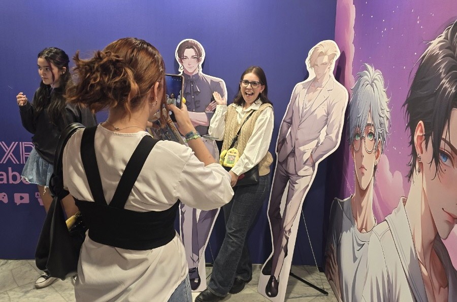 5인조 버추얼 아이돌 펠린의 등신대는 사진맛집으로 북적거렸다. 사진=이선진