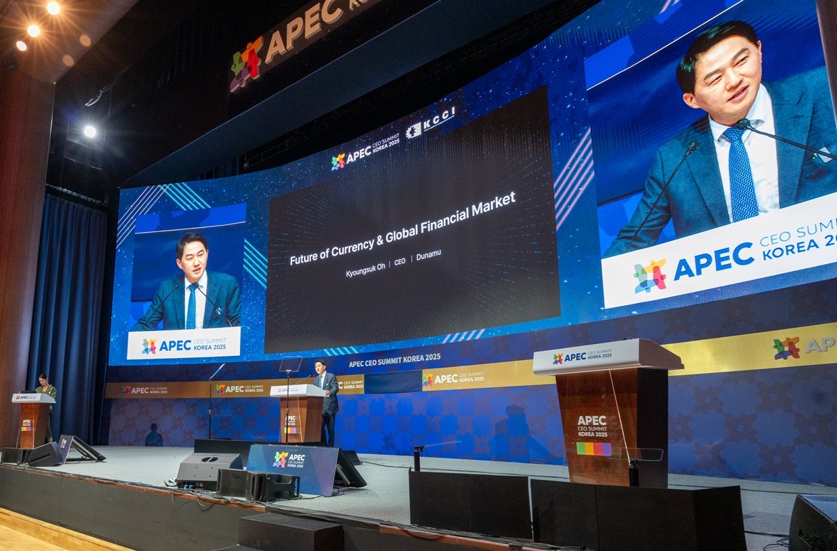 두나무 오경석 대표가 29일 경주예술의전당 화랑홀에서 열린 ‘APEC CEO 서밋 코리아 2025’에서 ‘통화와 글로벌 금융시장의 미래’를 주제로 기조연설을 하고 있다. 사진=두나무