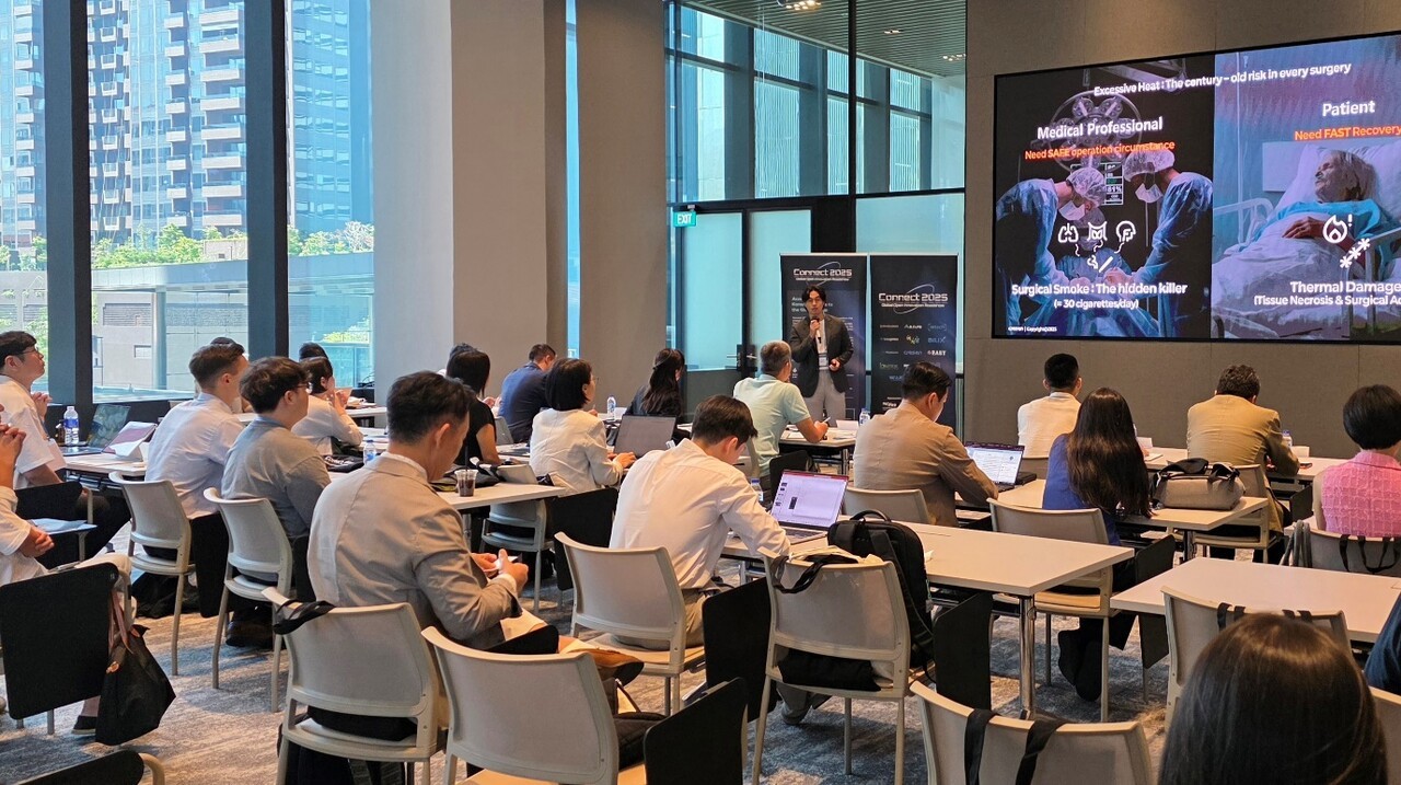 28일 싱가포르 ‘구오코 미드타운 네트워크 허브’에서 열린 ‘커넥트 2025’ 행사 중 최보환 크레센 대표가 IR 발표를 하고 있다.사진=티비지파트너스