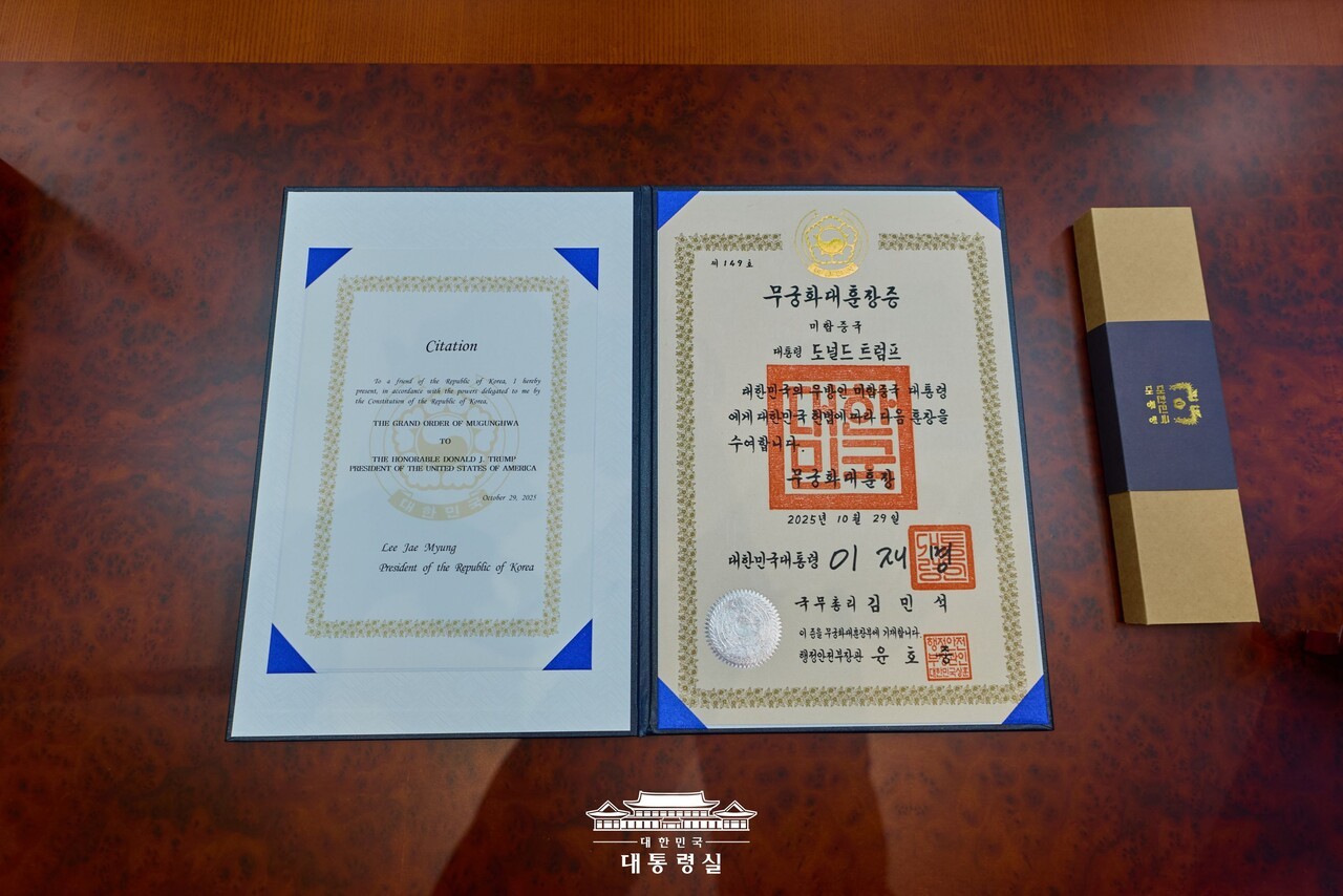 대한민국 정부 역사상 처음으로 미국 대통령에게 ‘무궁화 대훈장’을 서훈했고, 특별 제작한 ‘천마총 금관 모형’을 선물했다. 사진=대통령실