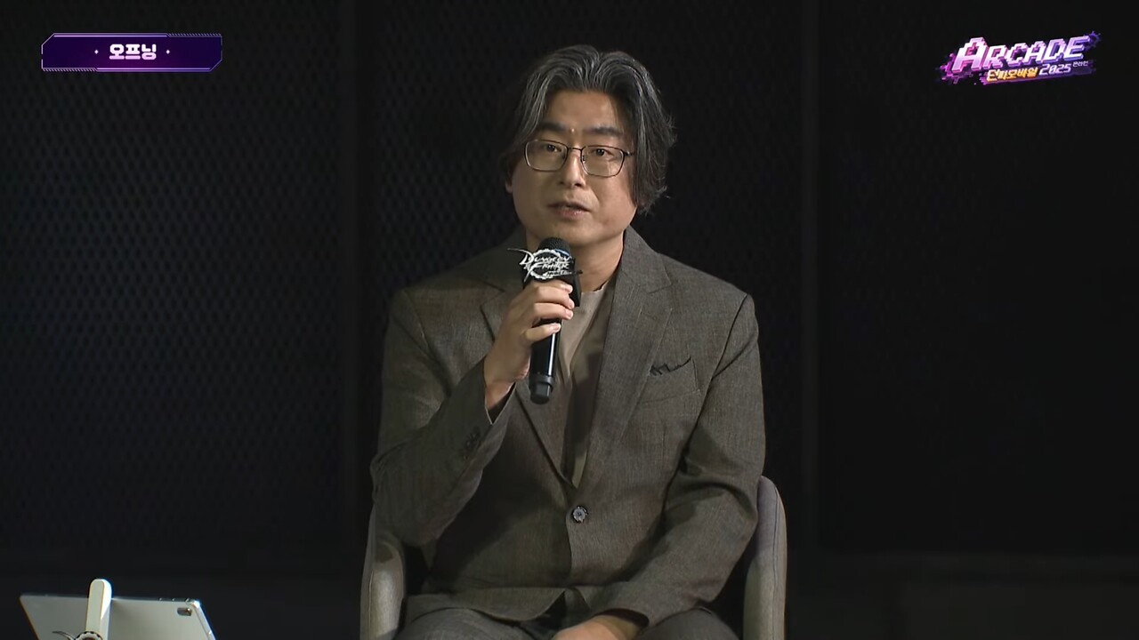 - 던파모바일 아케이즈 2025를 진행하는 옥성태 네오플 던파모바일 디렉터