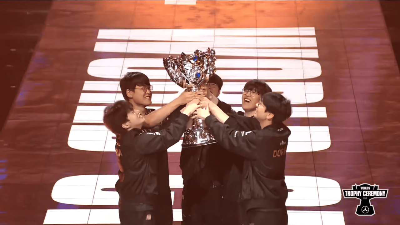 - 소환사의 컵을 들어올린 T1 선수의 모습 (출처 = LCK 유튜브)