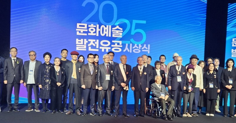 ‘2025 문화예술발전유공 시상식’에서 화관 문화훈장을 받은 문화콘텐츠 기획자 최신규(사진 왼쪽에서 여닯 번째). 사진=초이크리에이티브랩