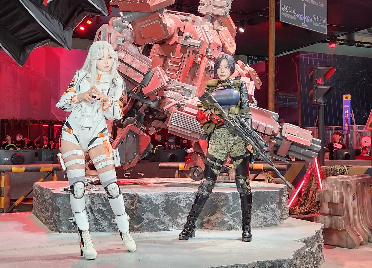 코스어들이 신더시티 부스를 방문한 관람객들을 반긴다 (사진=최은상)