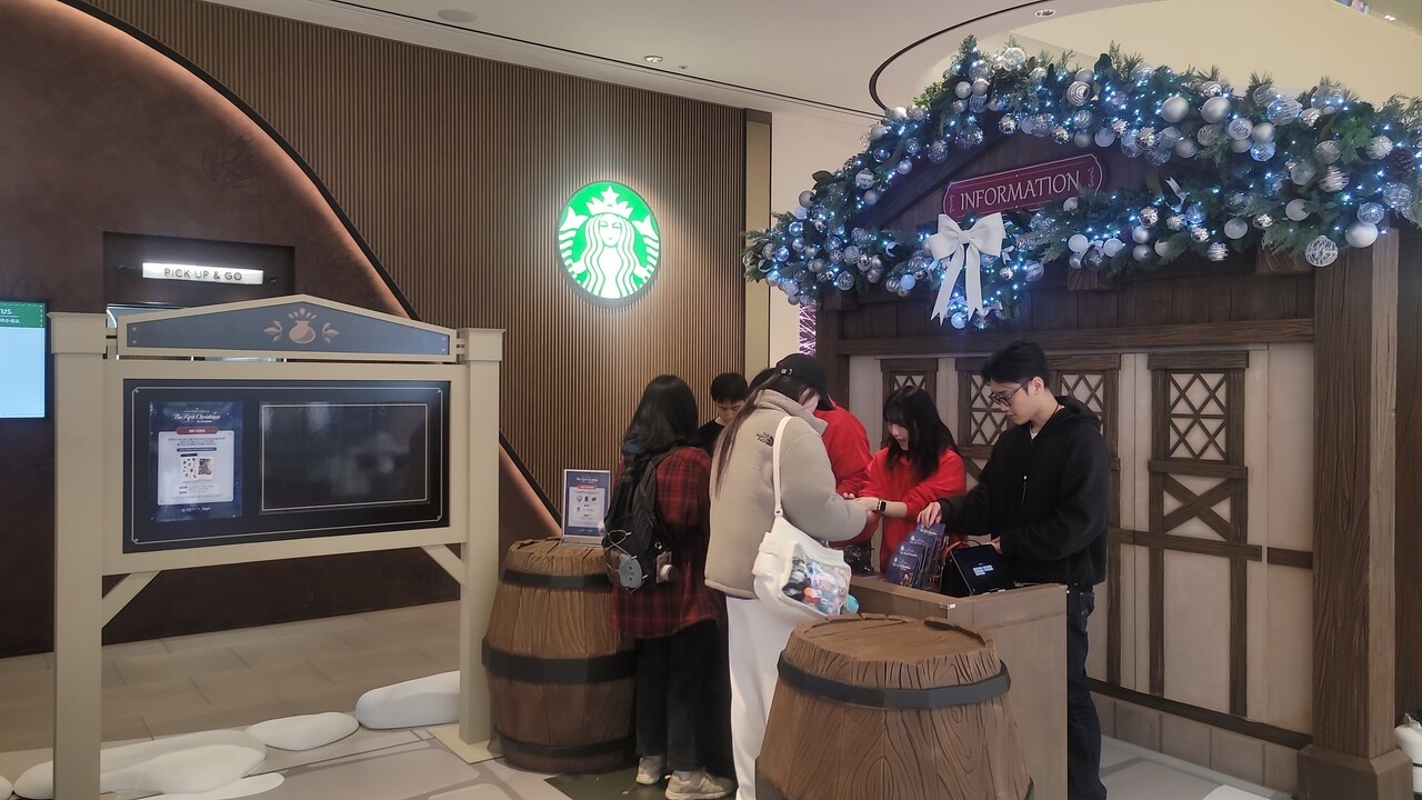 - 플레이 유저라는 것만 인증하면 굿즈를 받을 수 있다