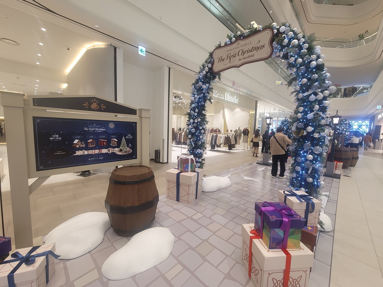 - 게임 분위기를 현실에서도 표현하려고 노력한 흔적이 보인다