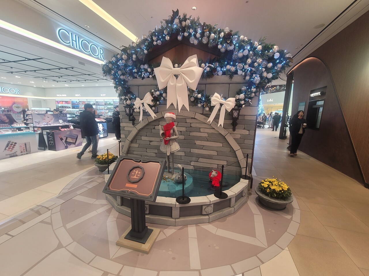- 분수대도 크리스마스 테마에 맞춰 꾸며졌다