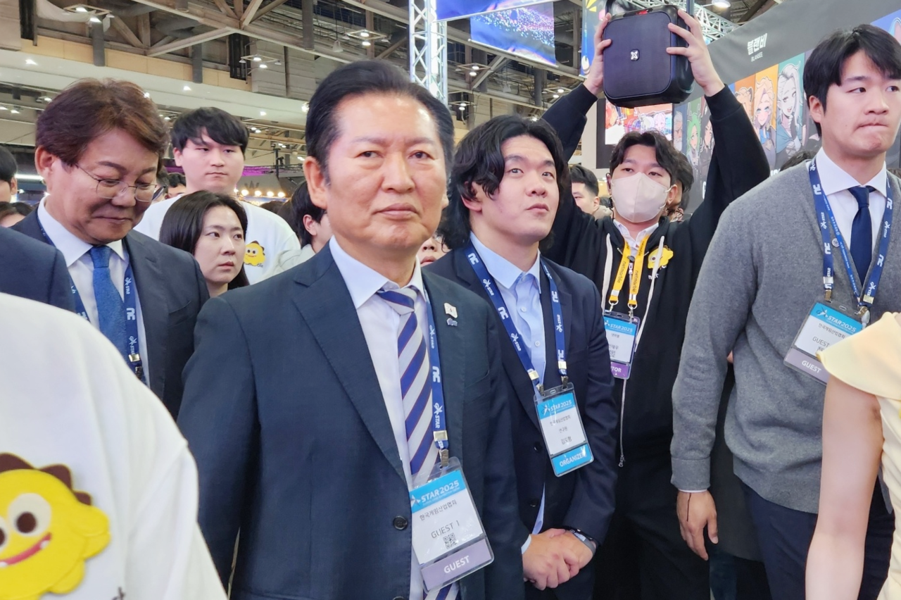 정청래 더불어민주당 대표가 지스타 2025 현장을 관람 중이다 (사진=최은상)