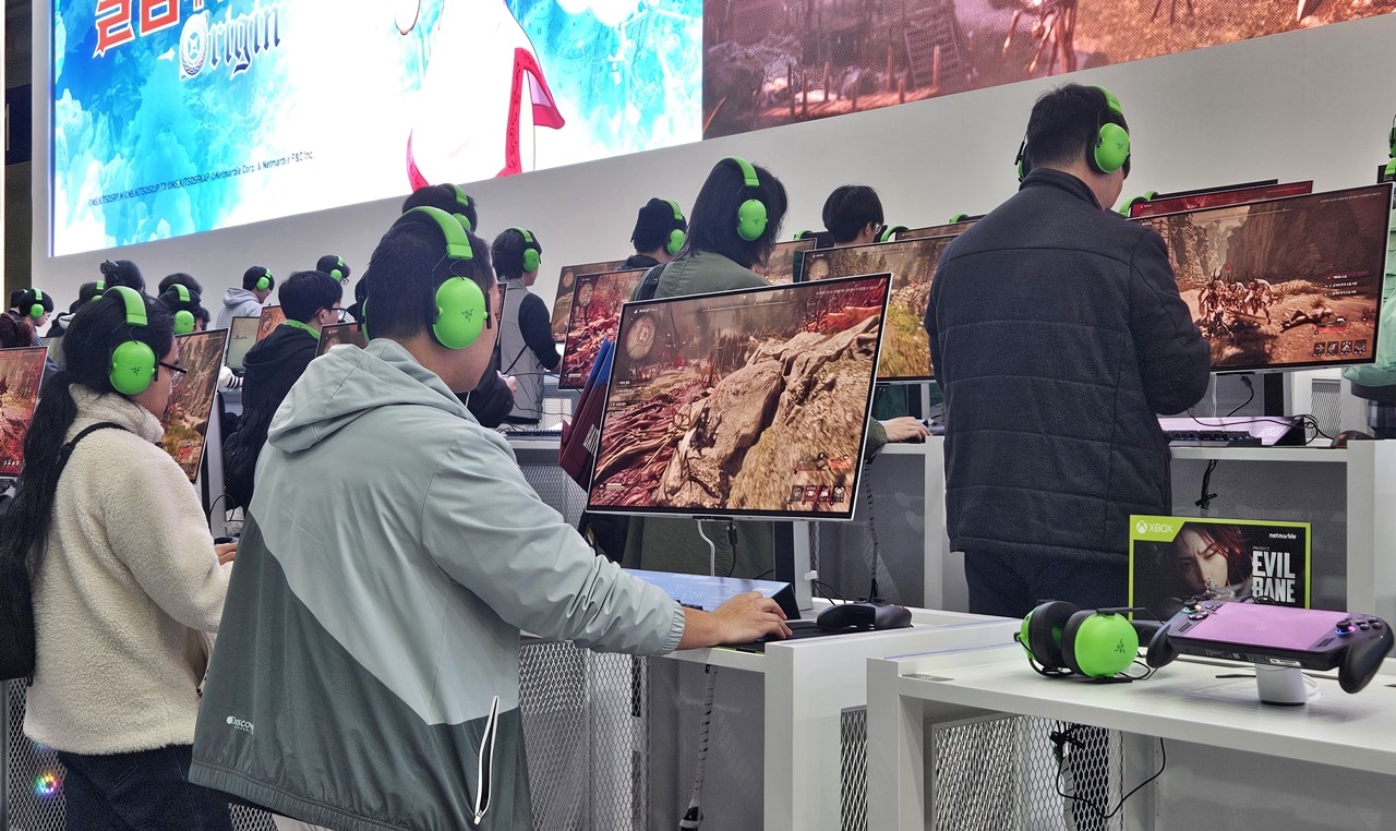 프로젝트 이블베인을 시연 중인 관람객들 (사진=최은상)