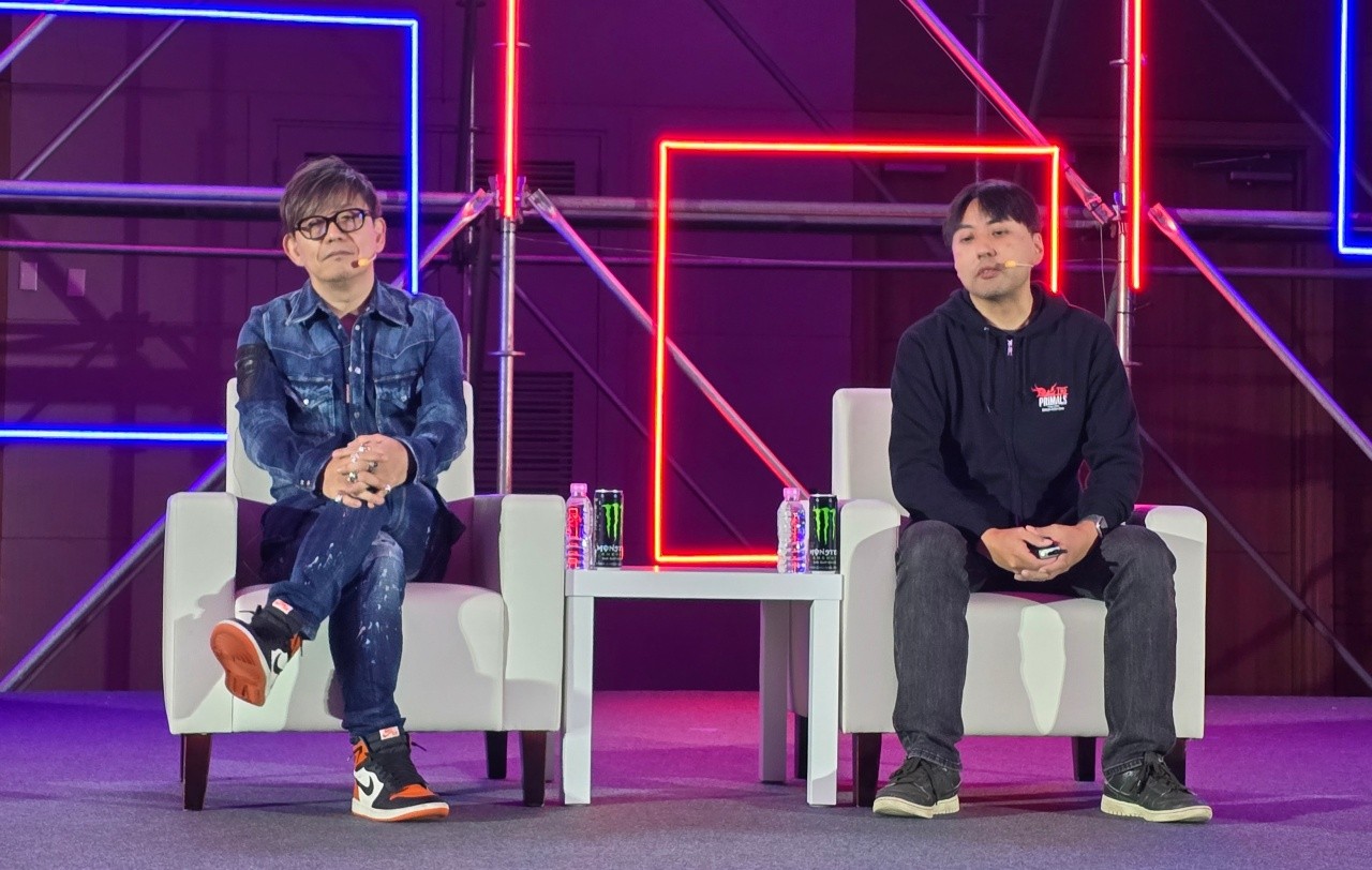 - 좌측부터 요시다 나오키 파이널판타지14 PD 및 디렉터, 오다 반리 파이널판타지14 시니어 스토리 디자이너