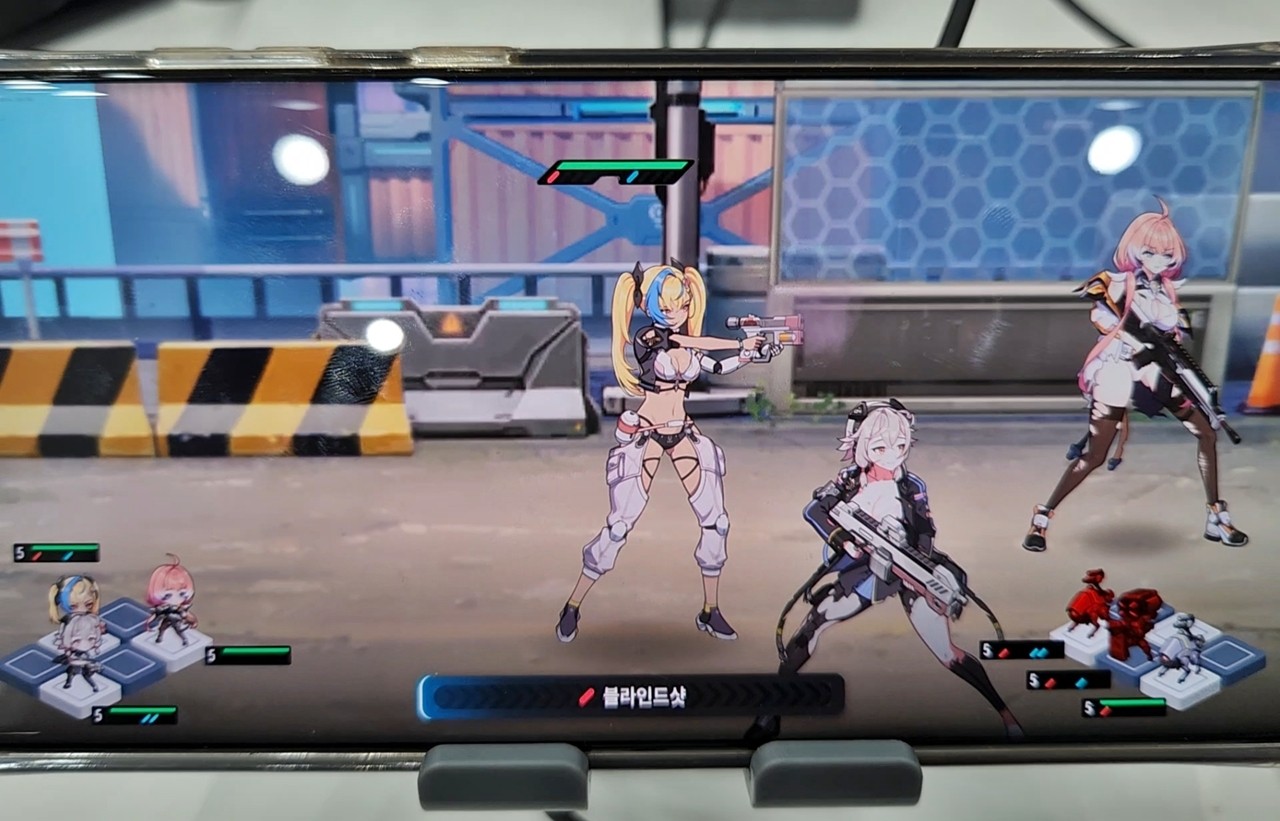 캐릭터는 전투 중 대미지를 입을수록 입고 있는 장비가 파괴되거나 찢어진다 (사진=최은상)