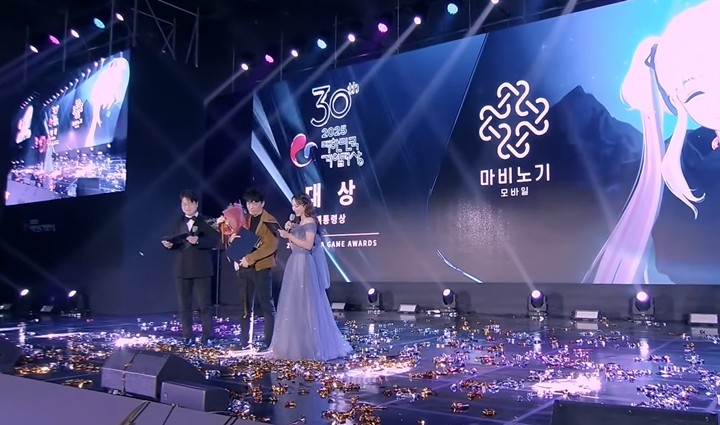 - 2025 대한민국 게임대상 대상을 수상한 김동건 데브캣 대표