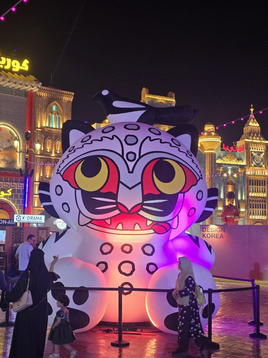 B2C존 앞의 더피. 애니메이션 '케이팝 데몬 헌터스' 속 더피, 민화 속 호랑에서 영감을 받았다. 사진=넷플릭스