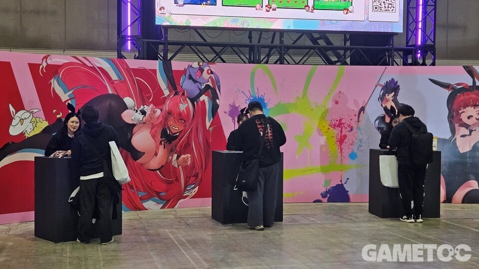 스태프와 1대 1 카드 대결을 이기면 바니걸 달비 세트 상자를 받는다 (사진=김영찬 기자)