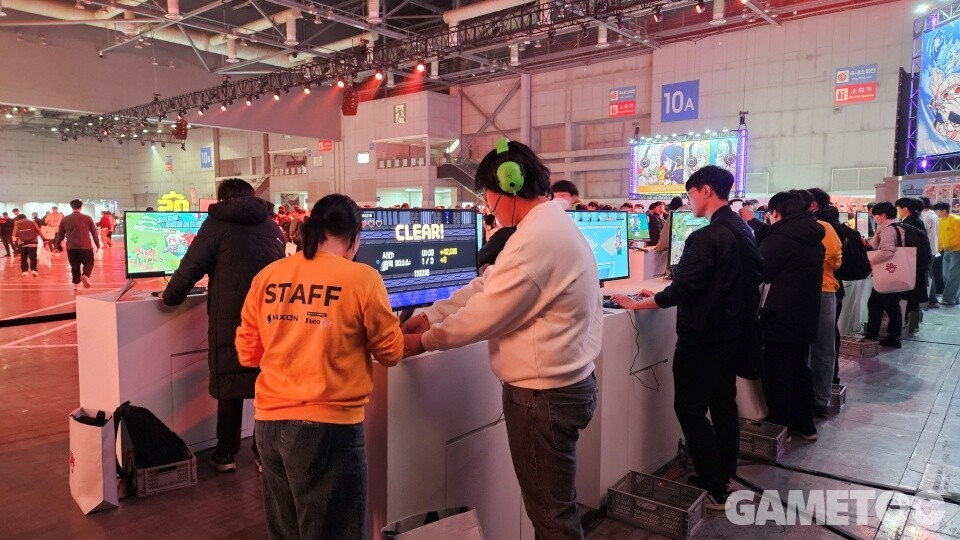 파핑파핑 8비트 어드벤처를 즐기는 모험가들 (사진=김영찬 기자)