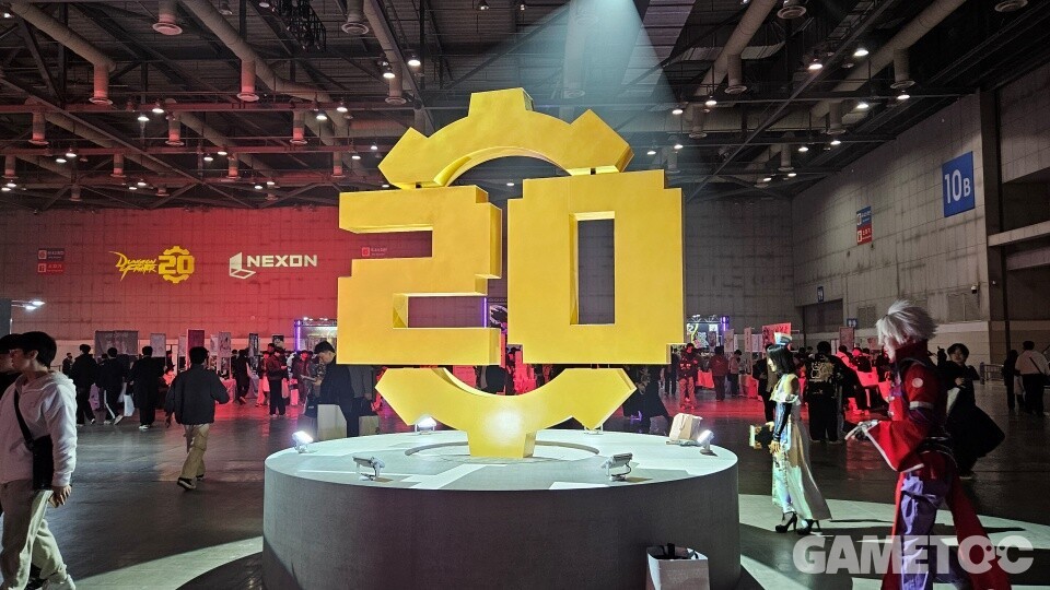 10홀 중앙에 20주년을 상징하는 조형물이 설치됐다 (사진=김영찬 기자)