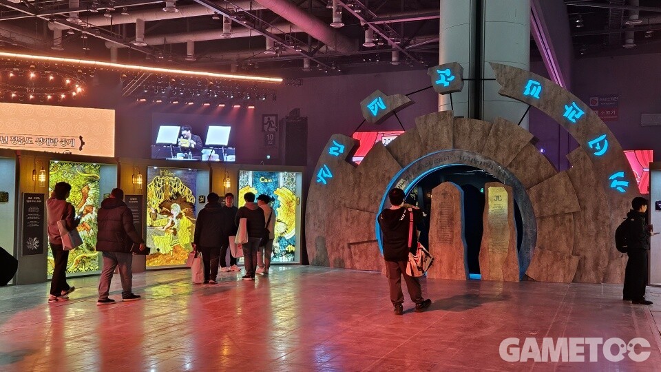 창신세기와 12사도를 미디어 아트로 구현한 전시 공간 (사진=김영찬 기자)