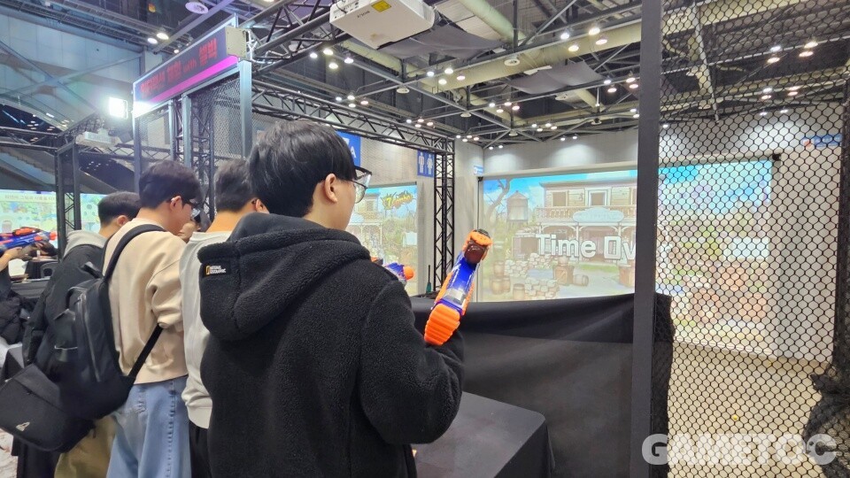 황야의 무접자 콘셉트의 사격 미니 게임 체험존 (사진=김영찬 기자)